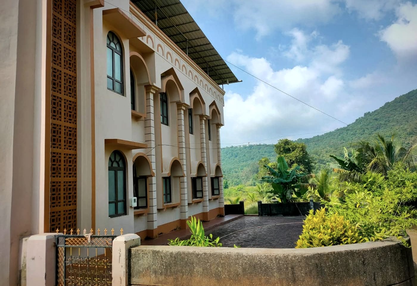 The pierced screen and the arcade, with the Sahyadri beyond